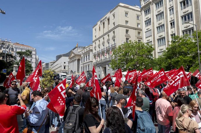 Archivo - Banderas de CCOO en una protesta del sindicato el pasado mes de abril