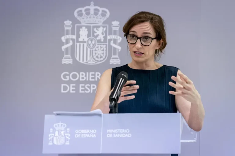 Mónica García recalca que las demandas de los profesionales son competencia de las CCAA