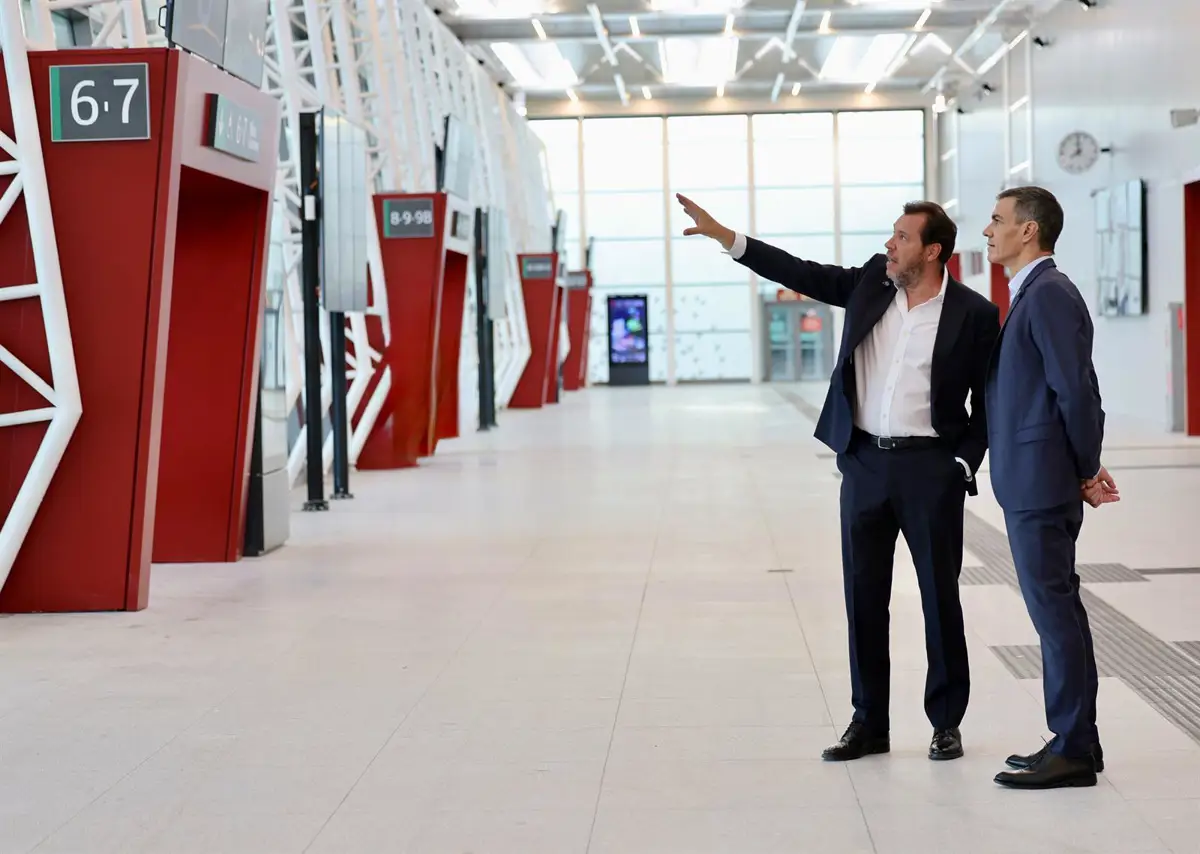 Sánchez y Puente inspeccionan el nuevo vestíbulo de Chamartín antes de su inauguración este