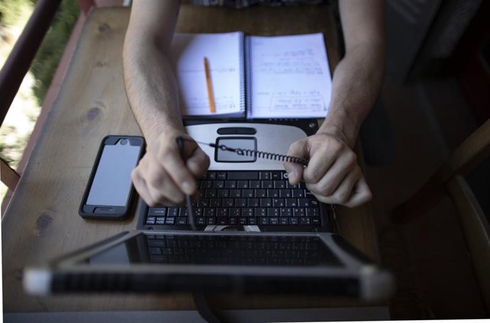 Archivo - Un hombre teletrabajando desde su casa