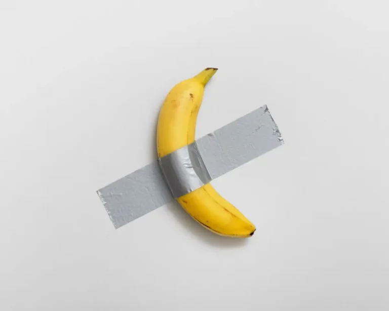roban la obra de arte del plátano adherido a una pared en una exposición del centre pompidou