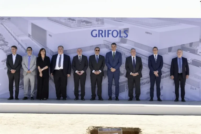 Sánchez participa en la inauguración de la planta de Grifols en Lliçà de Vall, Barcelona