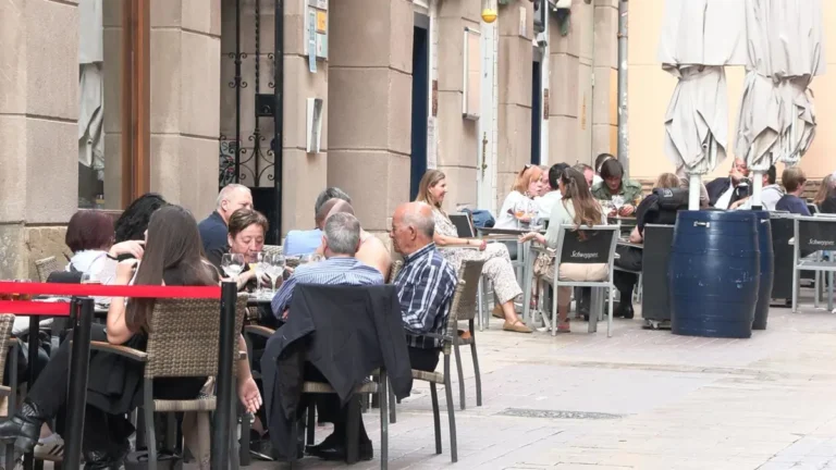 Bruselas pide a España reducir beneficios fiscales y revisa el IVA bajo para hoteles y restaurantes