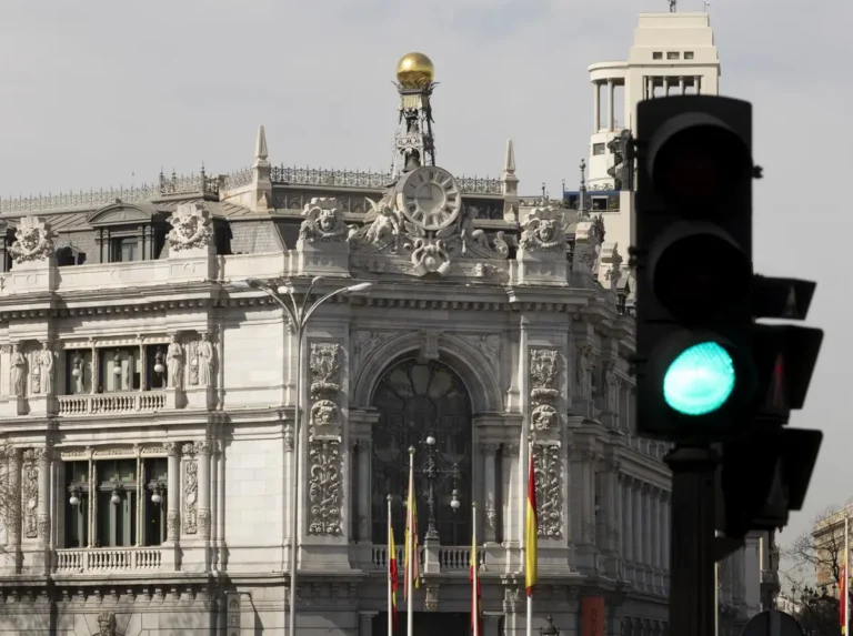 El Tesoro emite 5.565 millones en bonos y obligaciones a tasas más altas en casi todas las