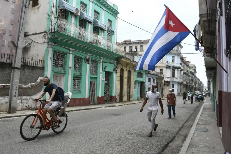 El Banco Central de Cuba informa que Visa y Mastercard cesarán operaciones en el país
