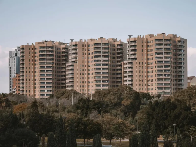 El alto precio de la vivienda amenaza con pobreza a un 33% de los jóvenes, según BBVA e Ivie