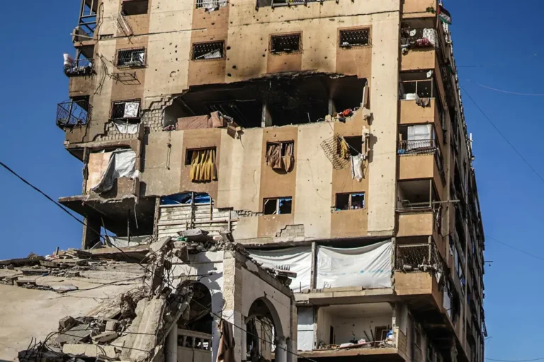 Mujer palestina muere y 15 resultan heridos en ataque israelí en Gaza a pesar del alto el fuego