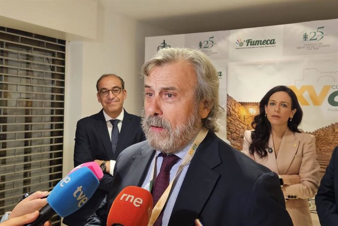 El presidente nacional de la Confederaci&oacute;n Estatal de Sindicatos M&eacute;dicos (CESM), Miguel L&aacute;zaro Ferreruela, atiende a los medios en C&aacute;ceres