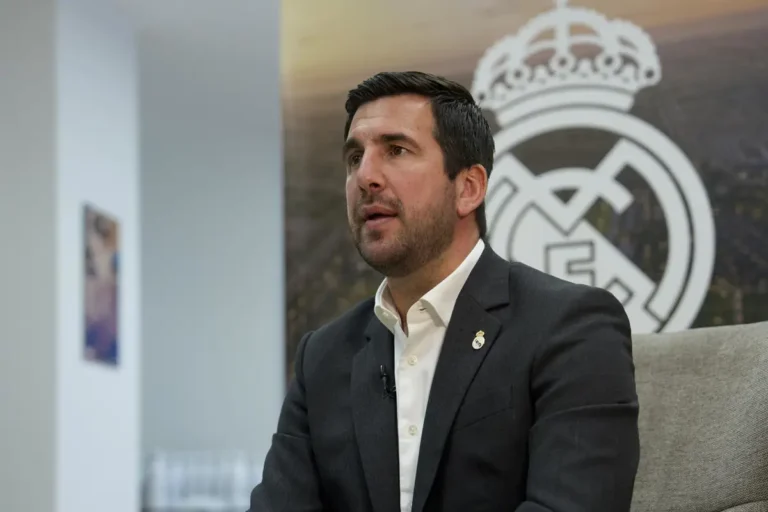 Riquelme escucha a los aficionados y se compromete a apoyar más al baloncesto del Real Madrid