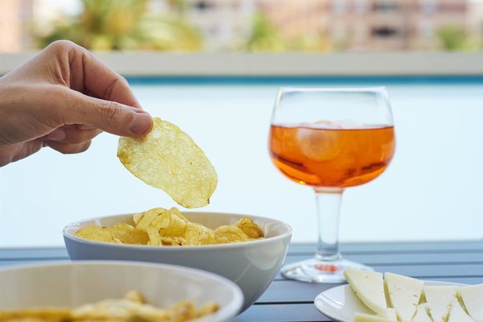 Archivo - Patatas fritas y bebida.