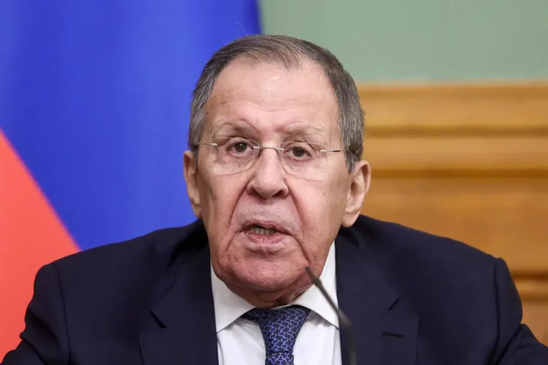 Lavrov exige la "completa restauración" de derechos para rusoparlantes en cualquier acuerdo sobre