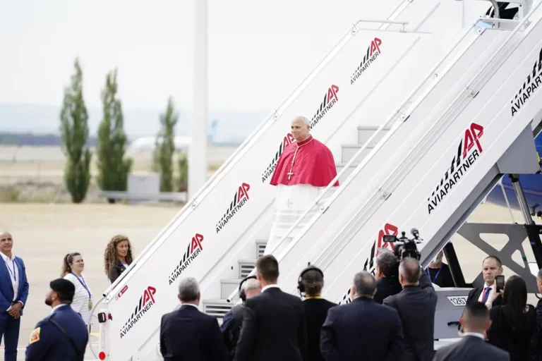 León XIV bromea sobre coincidir con Bad Bunny en Madrid: "Habrá algunos atendiendo al Papa"