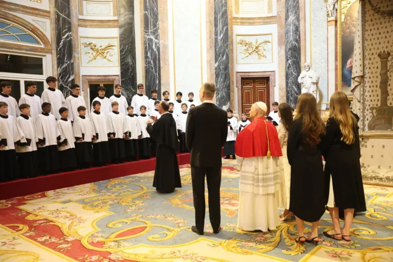 Los reyes sorprenden al Papa con un 'Ave María' de la Escolanía en la capilla real
