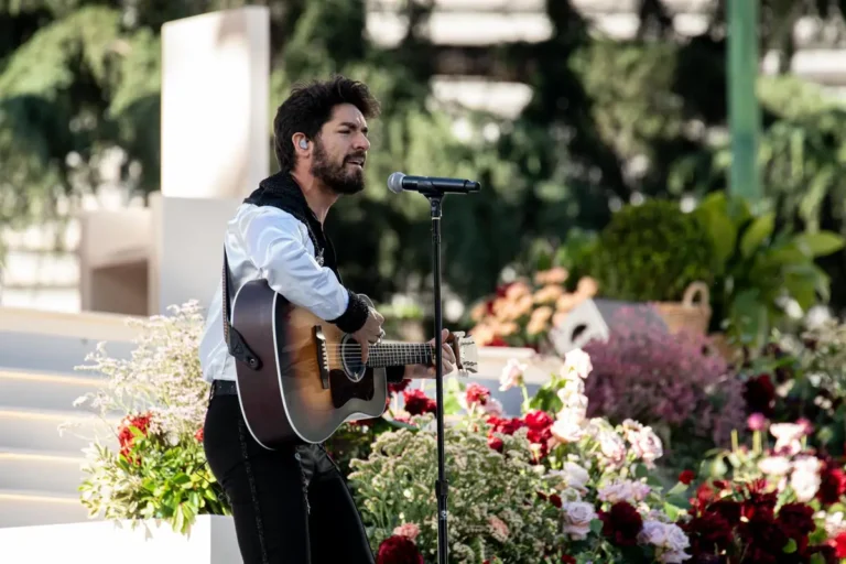 Vigilia de jóvenes en espera de León XIV con música y reflexiones sobre la fe perdida
