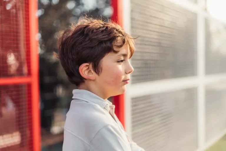Síndrome de Tourette: síntomas y diferencias con los tics comunes