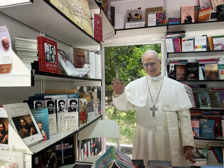 La visita del Papa impulsa la venta de libros religiosos en la Feria del Libro