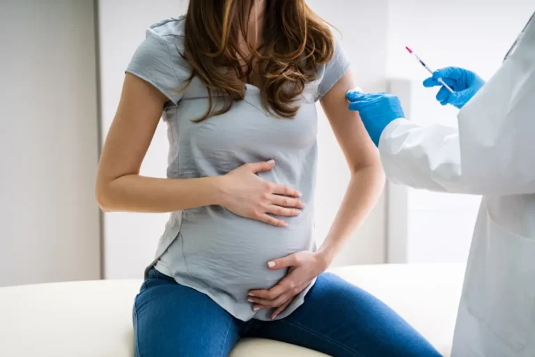 La vacuna materna contra el VRS disminuye las hospitalizaciones infantiles en un 70%