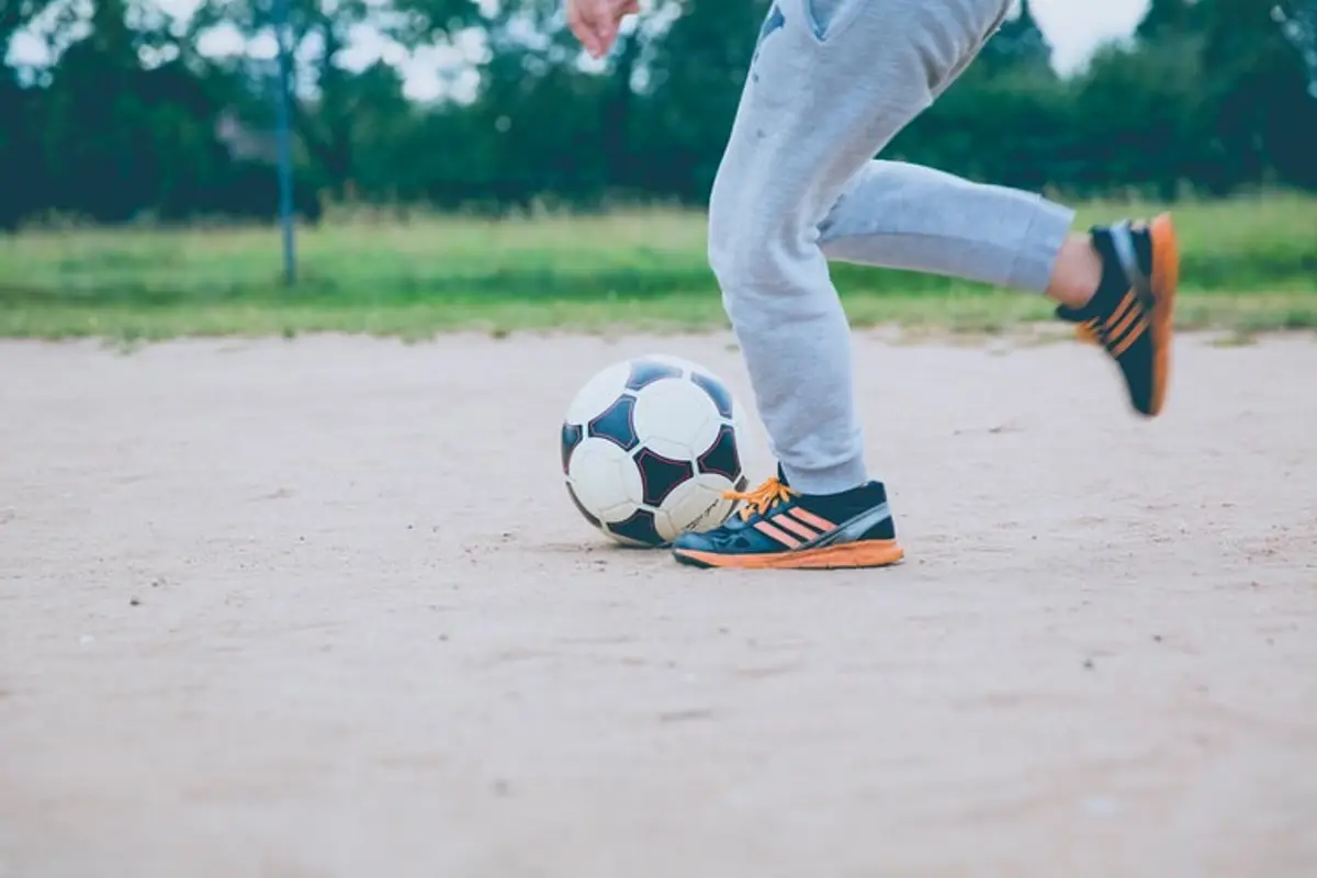 Médicos advierten sobre lesiones al jugar fútbol sin preparación y calentamiento adecuado