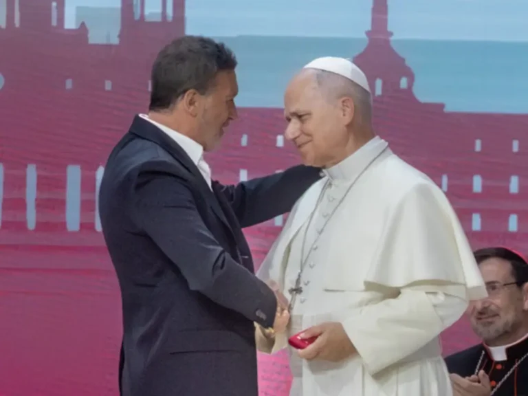 "Emana una combinación de humildad y sabiduría que toca el corazón"