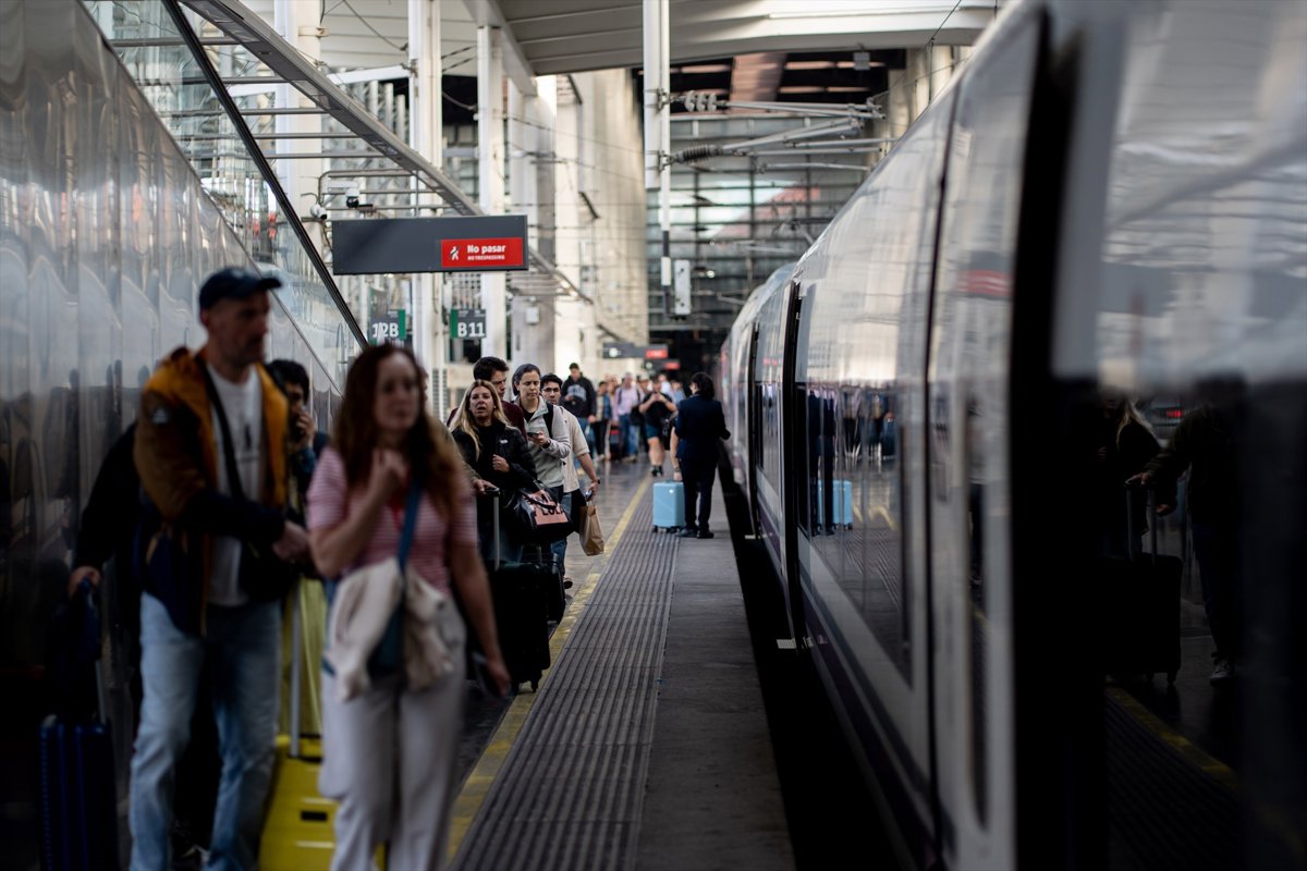 El Gobierno presenta el programa Verano Joven 2026 con descuentos de hasta el 90% en transporte