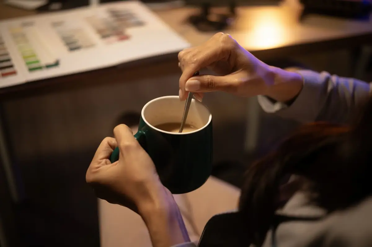 ¿Duerme bien tu cerebro después de tomar café? Podría estar descansando menos de lo que piensas