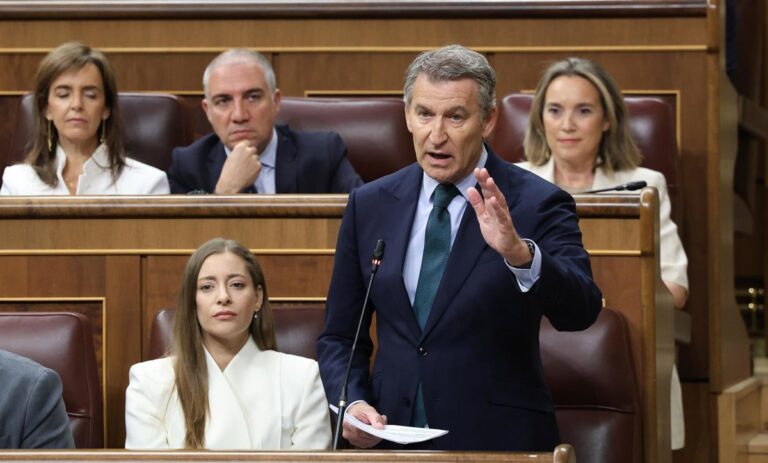 Feijóo critica a Zapatero por su falta de explicaciones sobre las joyas y su relación con