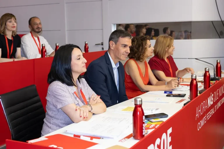 El PSOE acusa a Feijóo de aprovechar su visita a Ceuta para avivar la tensión y hacer campaña
