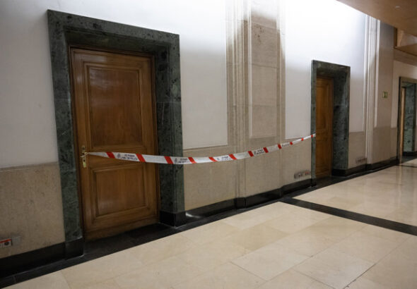 Policía cierra el Congreso por gas pimienta, con una docena de afectados y acusaciones entre