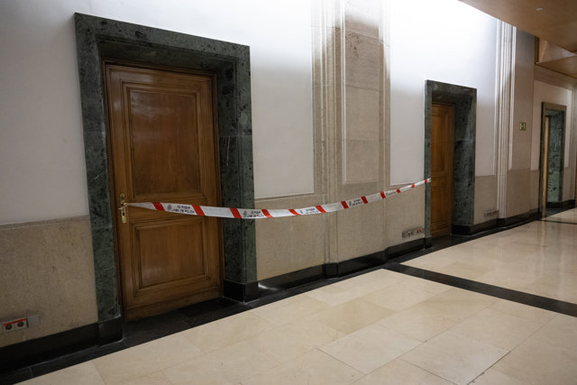 Policía cierra el Congreso por gas pimienta, con una docena de afectados y acusaciones entre