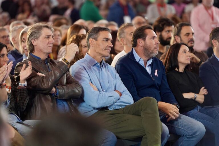 Sánchez pide unir el voto en el PSOE ante la fragmentación de la izquierda: "Todo al rojo"