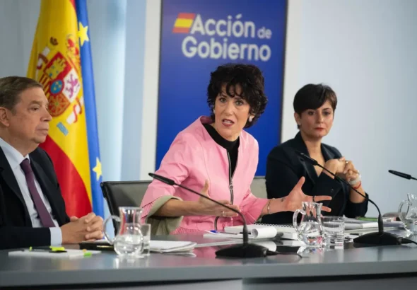 El Gobierno ve el posible acuerdo con Vox como una señal de que el PP es ultraderecha