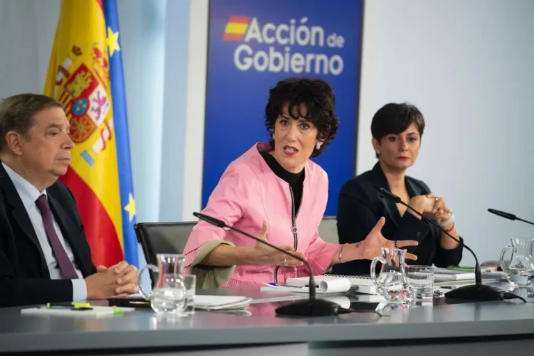 El Gobierno ve el posible acuerdo con Vox como una señal de que el PP es ultraderecha